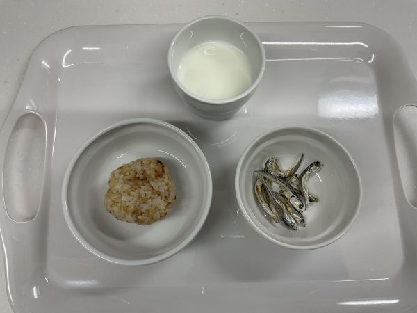 牛乳オカカおにぎり食べる煮干し常食