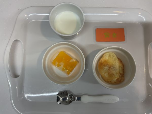 桃のゼリーとポテトチップス常食