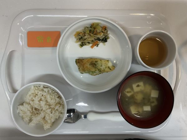 かれいの磯辺焼き今日は千歳台園の畑で採れた大根の葉をお味噌汁に使用しました。常食