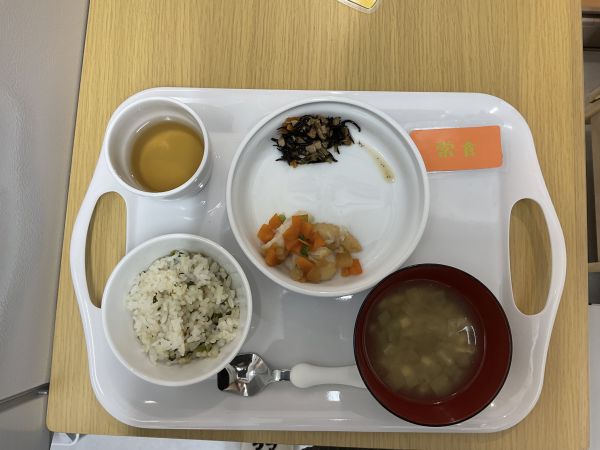 大根と白身魚のしょうが煮常食千歳台の畑で採れた小松菜と大根葉を使いました