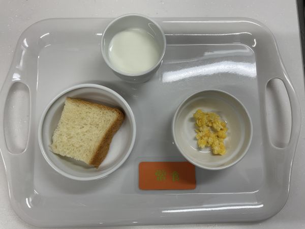 手作り食パン、コーンマヨ和え添え常食