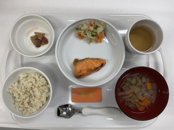 鮭のスタミナ焼き常食千歳台の畑で採れたナスをお汁に入れました🍆