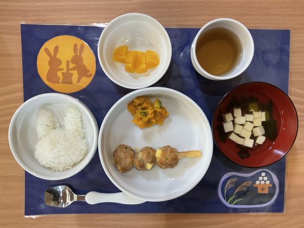 【常食】味付きハンバーグのお団子お月見お祝い会のご飯です🎑