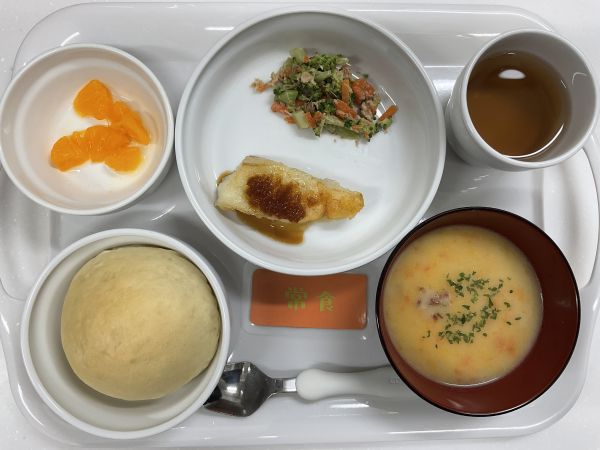 かれいの玉ねぎソテー常食絵本献立のスープをひまわりさんと一緒に作りました！