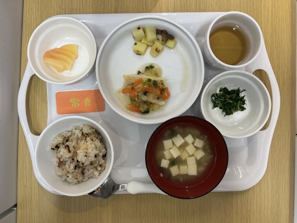 【常食】梅と塩昆布の炊き込みご飯農園で収穫した野菜を使って、食育（みそ汁、和え物）をしました🥬