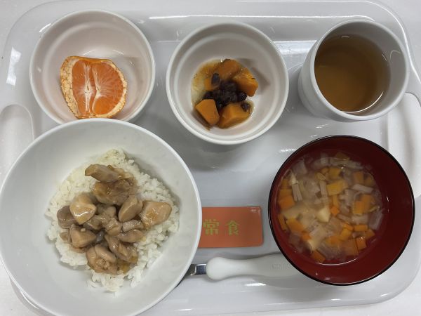 【常食】焼き鳥丼のっぺい汁に農園で収穫した里芋を使っています。