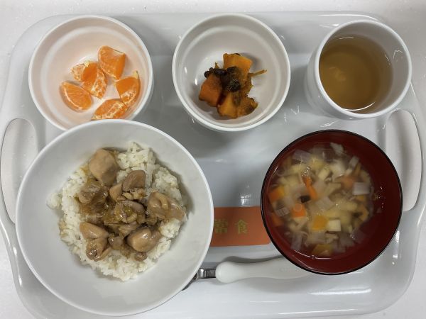 焼き鳥丼常食※のっぺい汁に子ども達が収穫してくれたしいたけを使用しました。