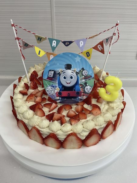 お誕生日ケーキです🎂おめでとうございます🎉