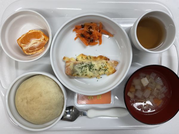 鮭のしょうゆマヨチーズ焼き常食※収穫したしいたけをスープに入れています。