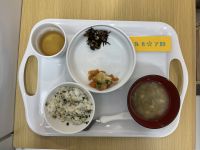 大根と白身魚のしょうが煮離乳食完了期千歳台の畑で採れた小松菜と大根葉を使いました