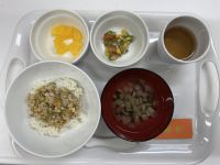 甘辛そぼろ丼常食すまし汁に千歳台の畑の小松菜を使いました