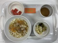 けんちんうどん・じゃがいもの千切り炒め・ナスの甘味噌・塩昆布きゅうり常食千歳台えにっくすの畑で収穫した野菜を使い、食育と給食でいただきました