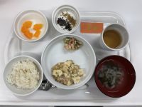 豆腐の肉味噌煮常食千歳台の畑の野菜を使いました、子ども達が育てたしそを使ってふりかけを作りました