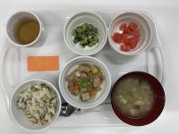筑前煮常食千歳台の畑の野菜を使って菜飯にしました