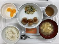 れんこんつくね常食お昼ご飯のお味噌汁に収穫体験で採れた里芋を使用しています。