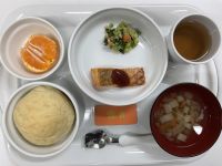鮭のムニエルトマトソースかけ常食※お昼ご飯のスープに千歳台園の畑で採れたカブを使用しています。