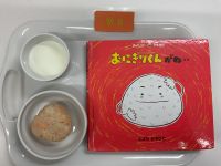 【常食】鮭おかかおにぎり(絵本献立)ラップで包んだご飯をにぎにぎしました🍙